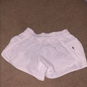 lululemon hotty hot shorts 2.5”